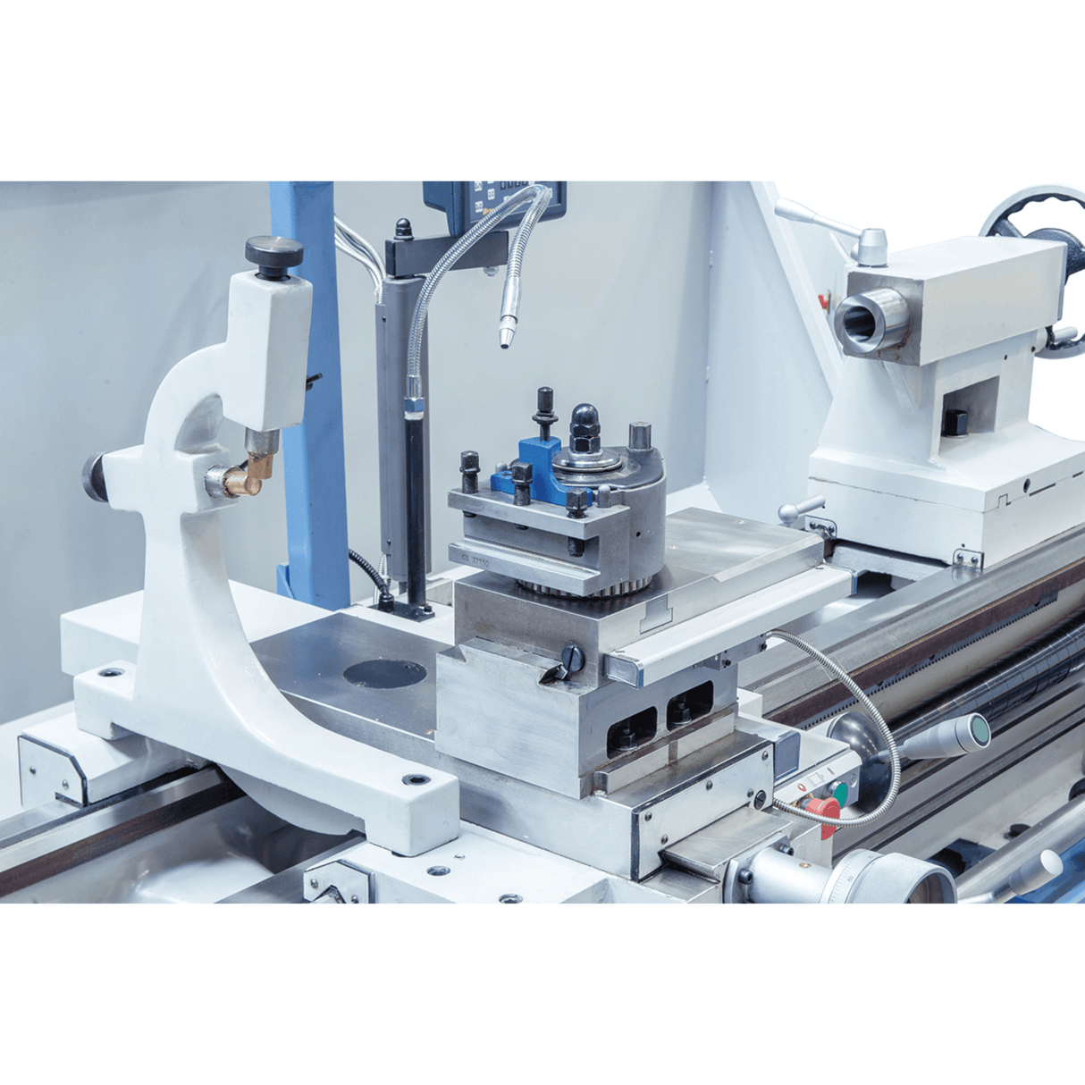 Industrial lathe Bernardo Goliath 660 x 1,500 with 3-axis DRO ES-12 V - distance between centers 1500 mm, Ø 660 mm over bed, spindle bore Ø 105 mm D1-8, 9 kW motor with CE magnetic brake, weight 3,630 kg