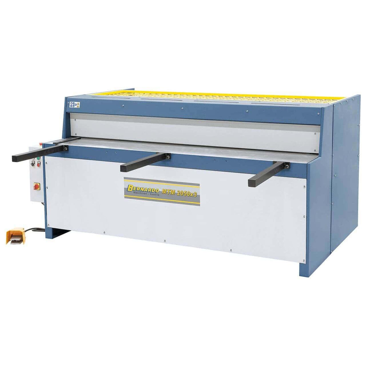 Cesoia a ghigliottina Bernardo MTM 2050 x 3 mm con registro manuale, tavolo con supporti frontali e lame doppie in acciaio temprato.