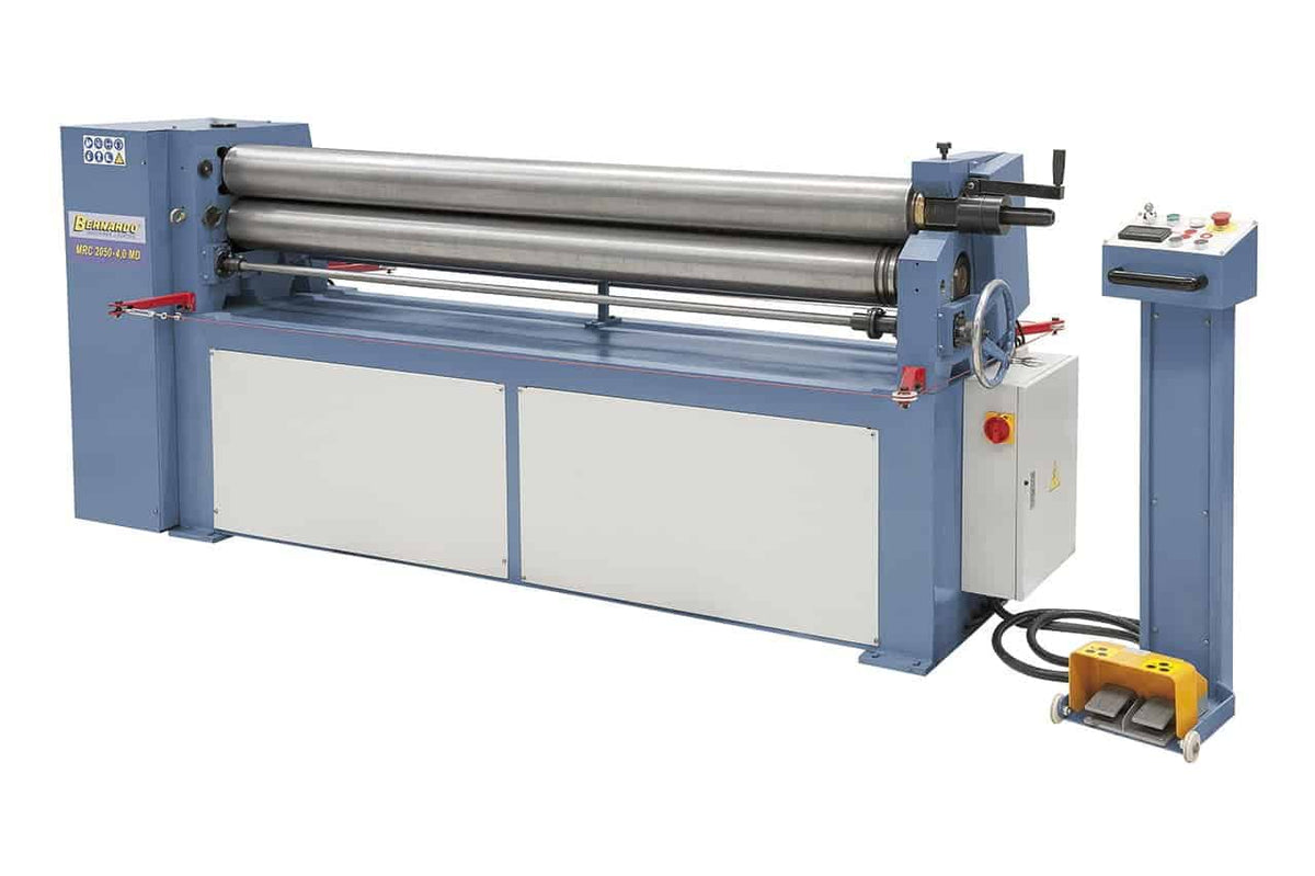 Calandra Bernardo MRC 2050 – 4,0 MD con rulli temprati Ø 150 mm, avvicinamento motorizzato del rullo posteriore e sistemi di sicurezza integrati.