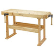 Vista angolata del banco WB 1500 Hobby con morsa frontale e posteriore in legno di faggio, dotato di 4 ganci da banco e mensola inferiore, ideale per l’hobbista esigente.