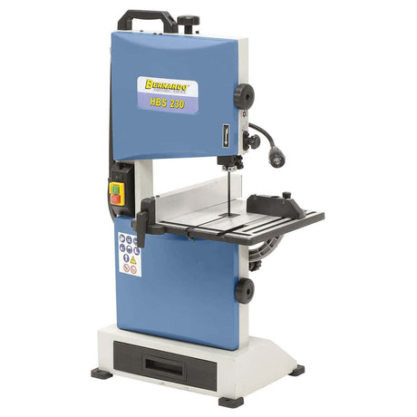 Vista frontale della sega a nastro Bernardo HBS 230 con piano inclinabile, guida parallela montata e struttura compatta per utilizzo hobbistico.