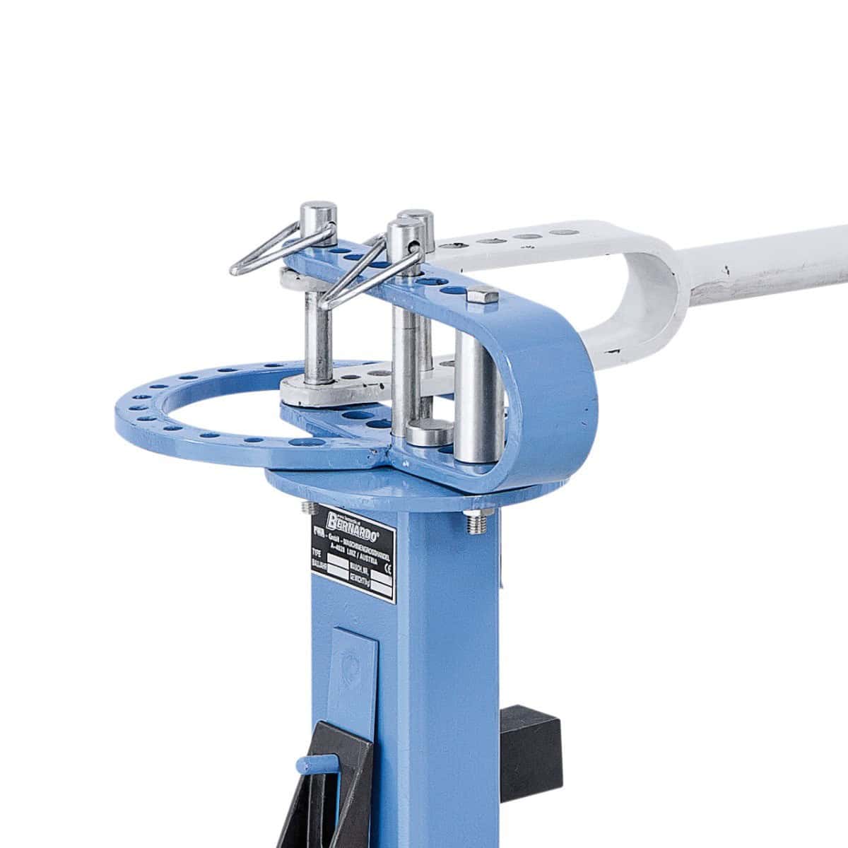 Piegatrice Bernardo MR 100 Pro con struttura robusta, leva telescopica e accessori standard inclusi per piegare acciaio piatto, tondo, quadri e realizzare spirali.