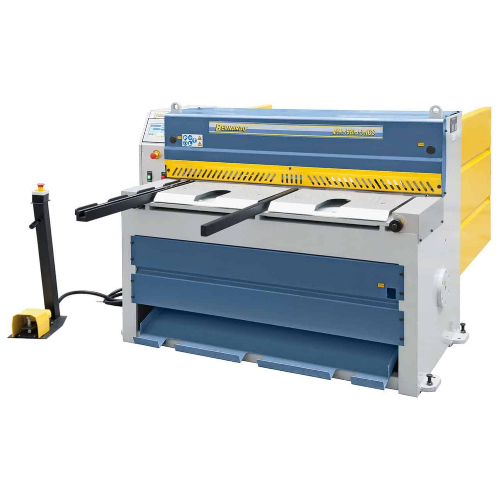 Cesoia a ghigliottina Bernardo MTR 1560 x 3 mm NCC con controllo Fuji touch screen, supporto pneumatico e battuta NC motorizzata.