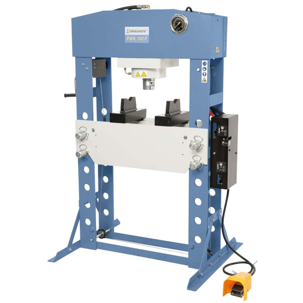 Pressa pneumatica Bernardo PWK 100 F con pedale, verricello e cilindro traslabile, ideale per officine e applicazioni industriali pesanti.