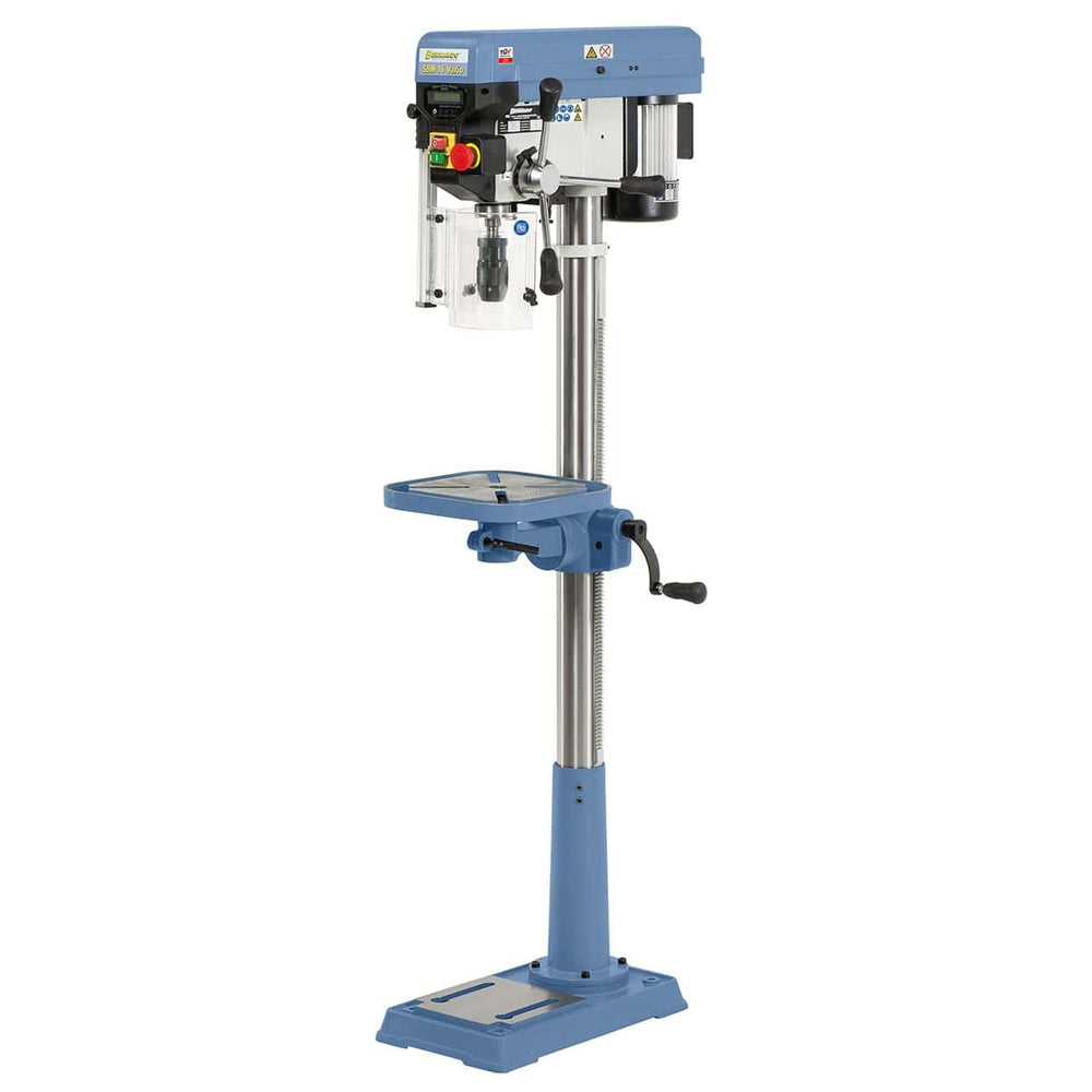 Trapano a colonna Bernardo SBM 16 Vario con display digitale, tavola inclinabile ±45°, mandrino autoserrante e laser a croce per forature di precisione.
