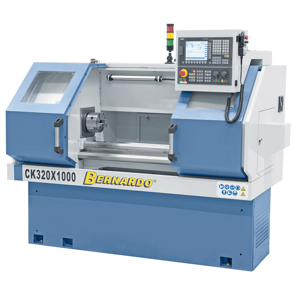 Vista del tornio CNC Bernardo CK 320 x 750 con torretta a 6 posizioni, mandrino Ø 160 mm, carenatura completa e controllo Siemens 808D Advanced.