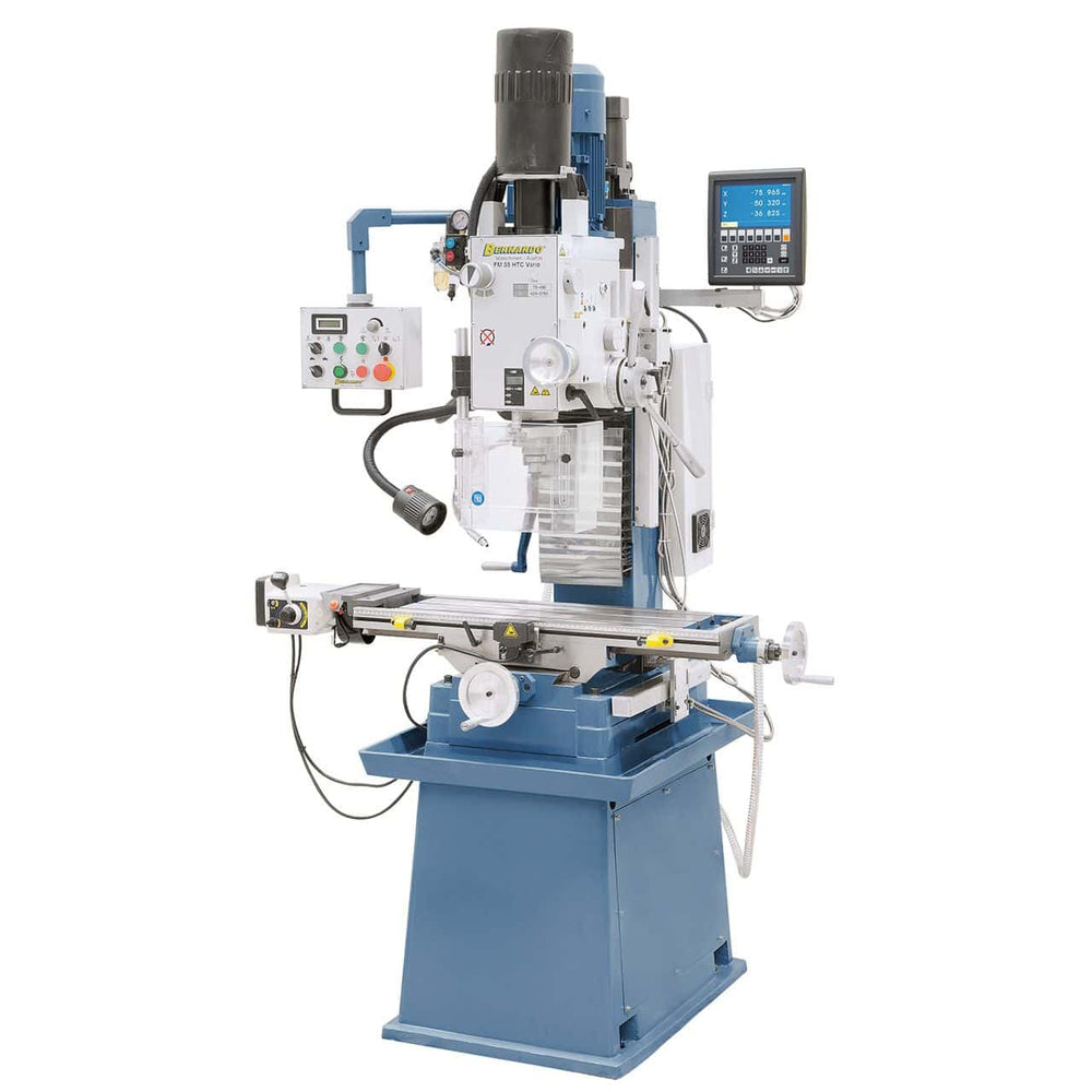 Vista della Bernardo FM 55 HTC Vario, trapano e fresatrice combinata con display digitale a 3 assi, serraggio pneumatico utensili e struttura in ghisa massiccia.