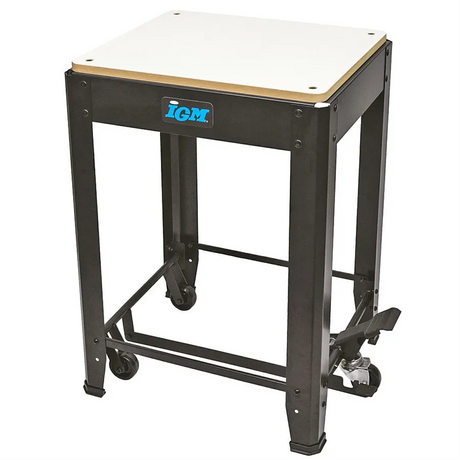 IGM ST1M, carrello mobile universale per macchine da banco con portata fino a 200 kg, piano MDF laminato 570×500 mm, altezza di lavoro 835 mm e ruote con alzata a pedale.
