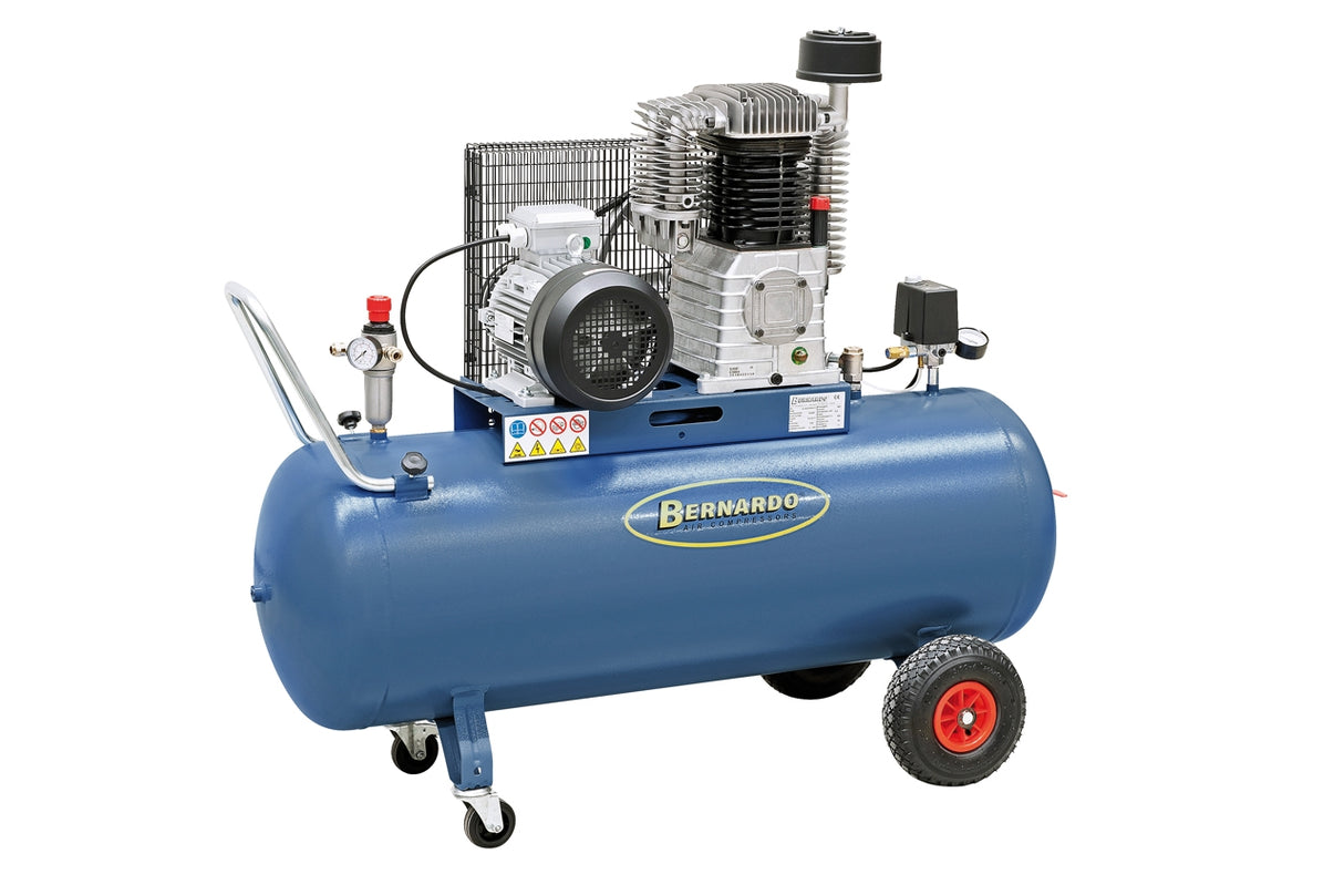 Compressore professionale Bernardo AC38/200/850/F/D con serbatoio da 200 litri, doppio stadio e motore da 5,5 kW, ideale per officine e usi industriali.