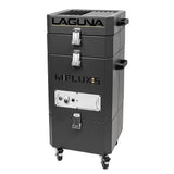 Il filtro LAGUNA MFlux 5 mostrato in un laboratorio: struttura compatta verticale, ruote girevoli, maniglie ergonomiche e pannello frontale con display e telecomando.