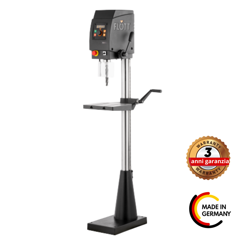 Trapano a colonna Flott SB 15 Plus con motore 230V, display OLED e velocità regolabile 40–4000 rpm, ideale per officine e lavorazioni di precisione.