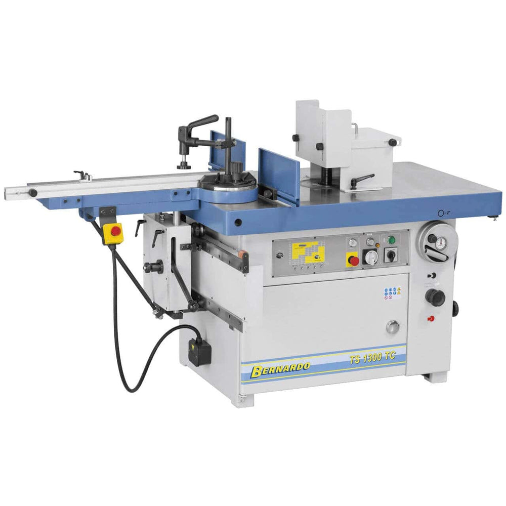 Vista della fresatrice professionale TS 1300 TC con ampia tavola in ghisa, carro per tenonatura integrato, guida regolabile e motore potente per fresature precise e complesse.