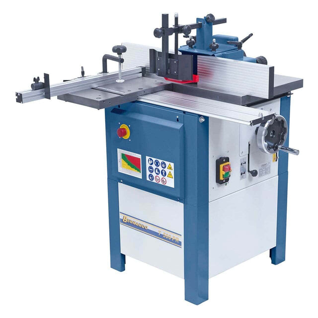 Vista laterale della T 500 PR, con struttura in ghisa, tavolo a rulli installato e guida di fresatura montata. Ideale per lavorazioni di alta precisione in spazi ridotti.