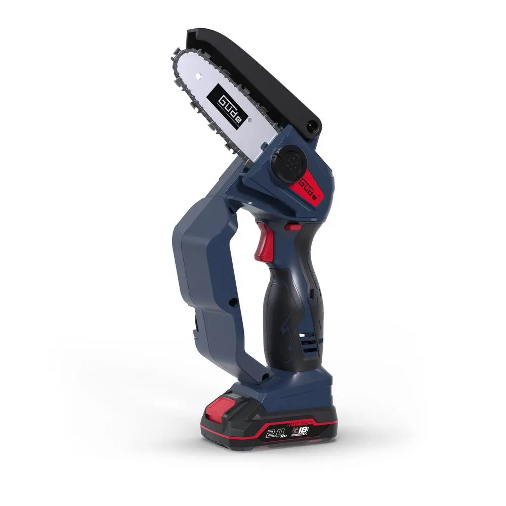 Mini motosega a batteria Güde MK 18-201-05 con barra da 158 mm, impugnatura soft-grip e protezioni integrate.