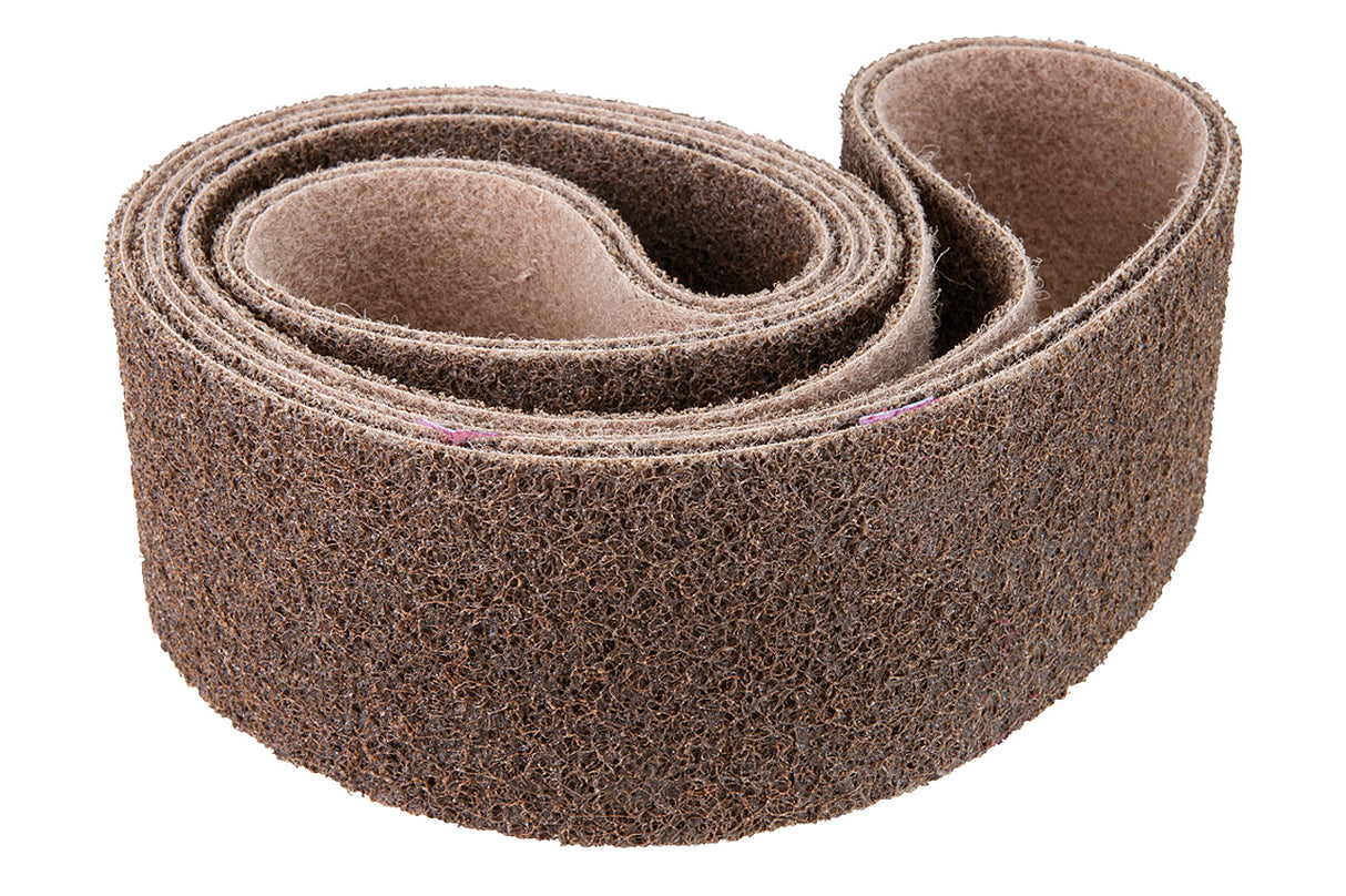 Nastro abrasivo non tessuto 2000 x 150 mm grana grossa per condizionamento superficiale, ideale per pulizia, satinatura e preparazione di superfici metalliche.