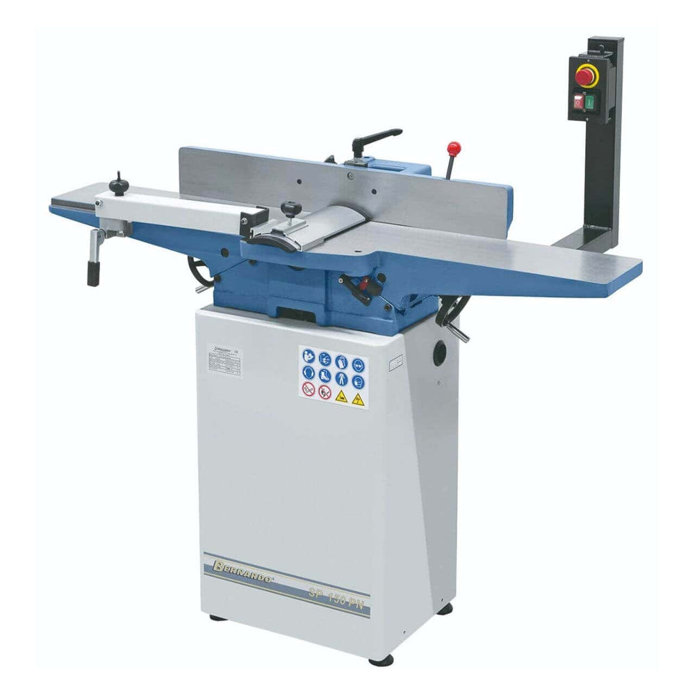 Pialla a filo Bernardo SP 150 PN 230 V con tavoli in ghisa rettificata, albero pialla a 3 coltelli HSS e recinzione inclinabile, ideale per hobbisti e artigiani che cercano precisione e compattezza.