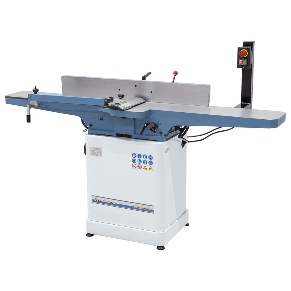 Pialla a filo Bernardo SP 200 PN 230 V con tavoli in ghisa, albero pialla a 4 coltelli HSS e recinzione inclinabile, ideale per falegnamerie e lavorazioni artigianali di precisione.