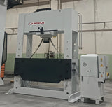 Pressa idraulica industriale Serie DW da 300 ton con cilindro mobile, struttura in acciaio elettrosaldato e ampio piano di lavoro per carpenteria e officine meccaniche.