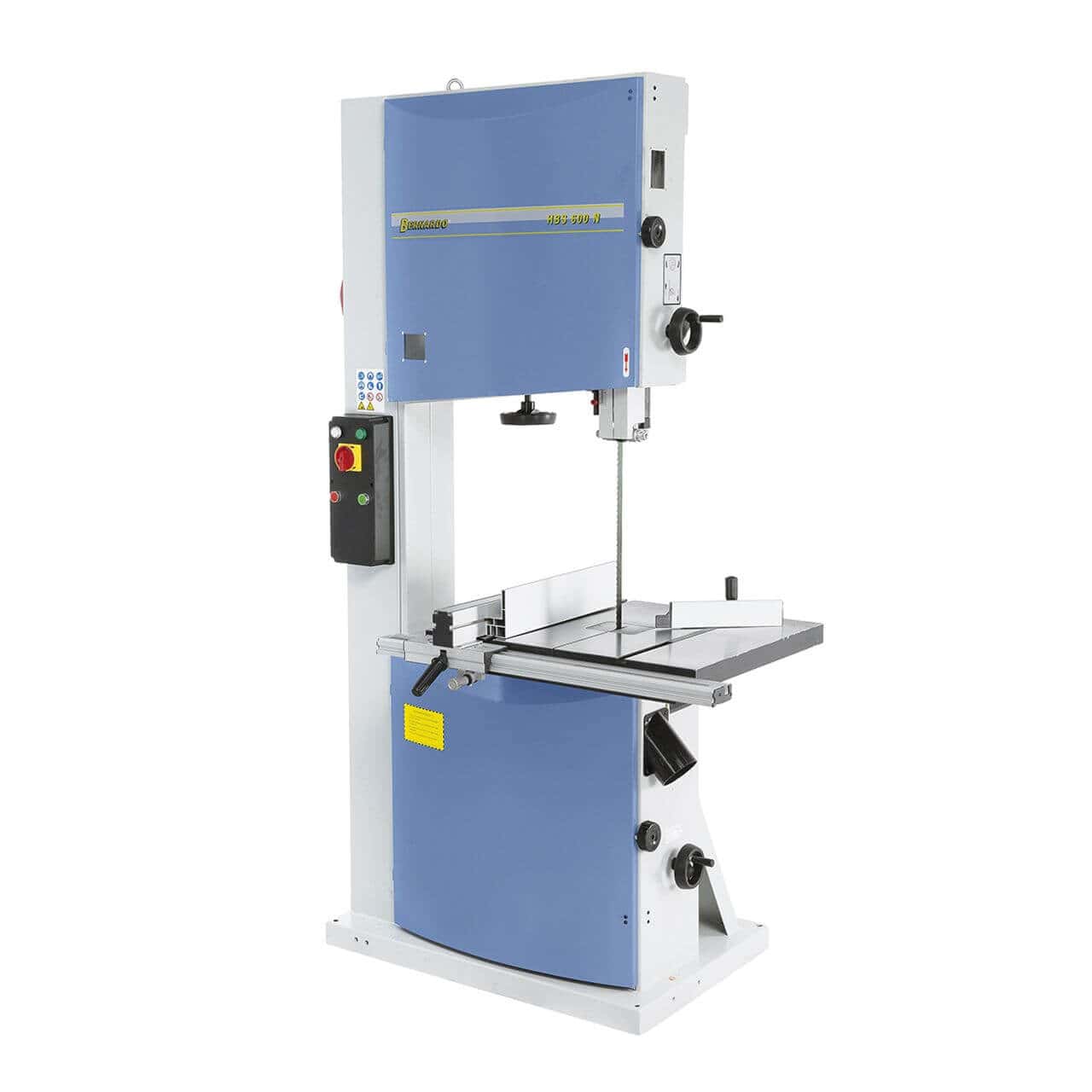 La HBS 600 N è mostrata nella sua configurazione completa con volani in ghisa, ampio piano di lavoro inclinabile e guida parallela con lente. Il design robusto e la potenza elevata la rendono perfetta per falegnamerie professionali.