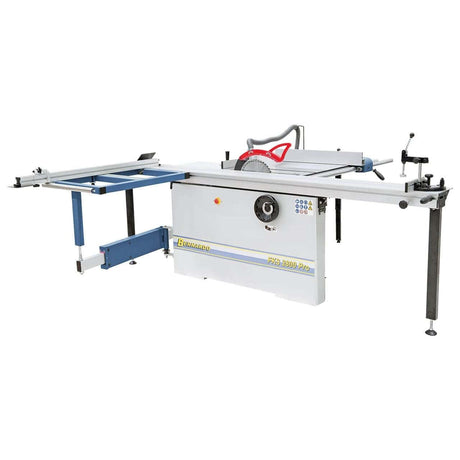 Vista frontale della sega circolare FKS 2800 Pro con tavolo in ghisa, carro da 2800 mm, guida telescopica e accessori professionali per tagli precisi su pannelli rivestiti.