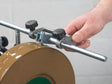 Dettaglio dello strumento diamantato WG250/K Record Power utilizzato per rendere la mola perfettamente piana e tonda.