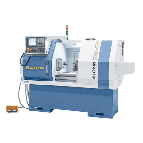 Vista del tornio CNC CK 360 x 500 con torretta a 6 posizioni, mandrino idraulico Ø 200 mm, carenatura completa e controllo Siemens 808D Advanced.