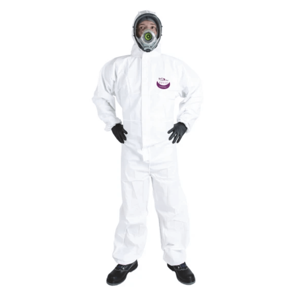 Tuta monouso ARDON® WeesafePro bianca in polietilene, antistatica e certificata 5B/6B, DPI categoria III per protezione professionale.