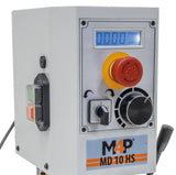 Pannello comandi della trapano-fresatrice M4P MD 10 HS / 230 V con indicatore digitale della velocità, arresto di emergenza, selettore del senso di rotazione e regolazione della velocità