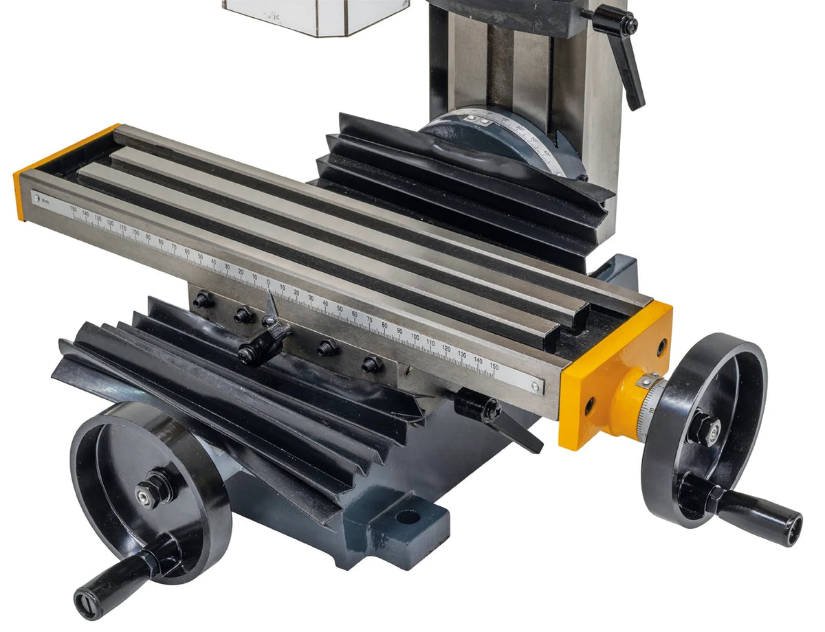 Tavola a croce rettificata 385 x 90 mm con cave a T, guide a coda di rondine e volantini della trapano-fresatrice M4P MD 18 Super / 230 V