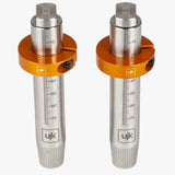 Coppia di cani di fissaggio binario per DeWalt UJK in acciaio inossidabile con scala graduata 0–75 mm incisa a laser, bullone a T sulla sommità e collare di supporto a settori in alluminio anodizzato arancione
