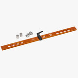 Guida con fermo di ripetizione 600 mm UJK Parf in alluminio anodizzato arancione con 2 set di fori smussati da 20 mm a passo 32 mm, fermo regolabile con manopola a leva Bristol nera, 2 cani da 25 mm con foro M8 e manopola di bloccaggio in acciaio inossidabile